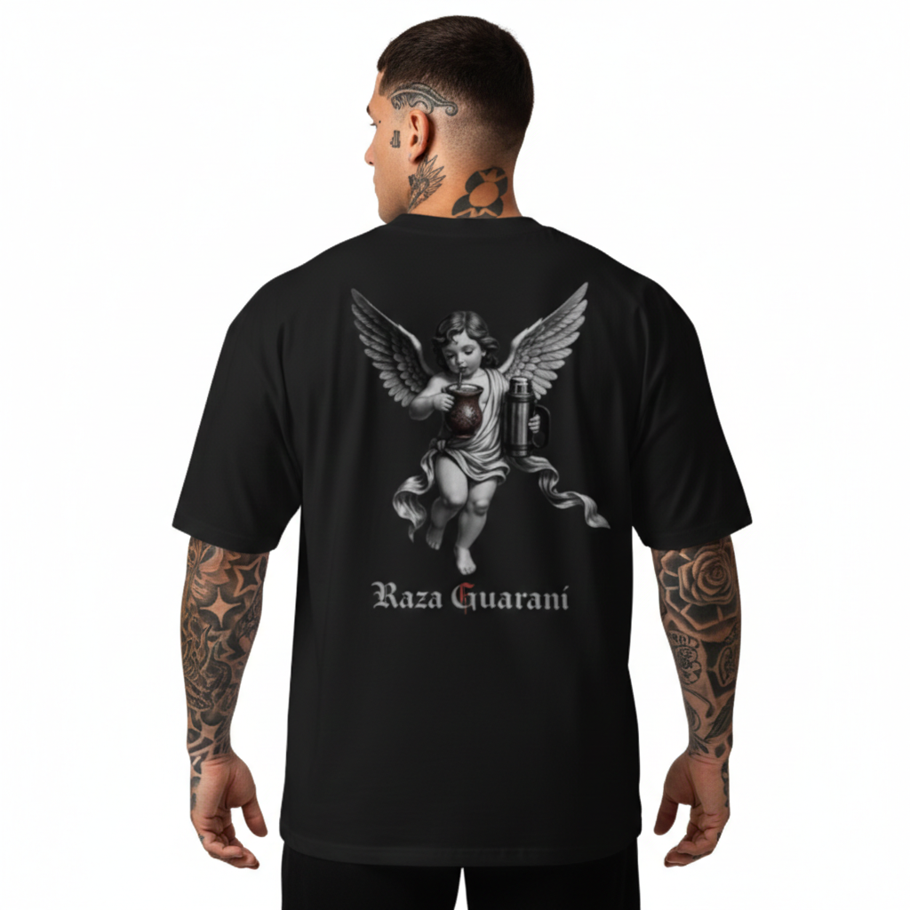 camiseta oversize unisex con cuello alto y diseño raza guaraní